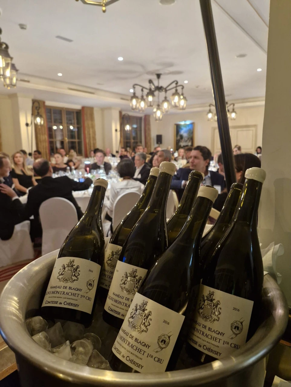 Bouteilles de Puligny-Montrachet en vasque comtesse de cherisey lors d'un diner vigneron organisé par triple vins